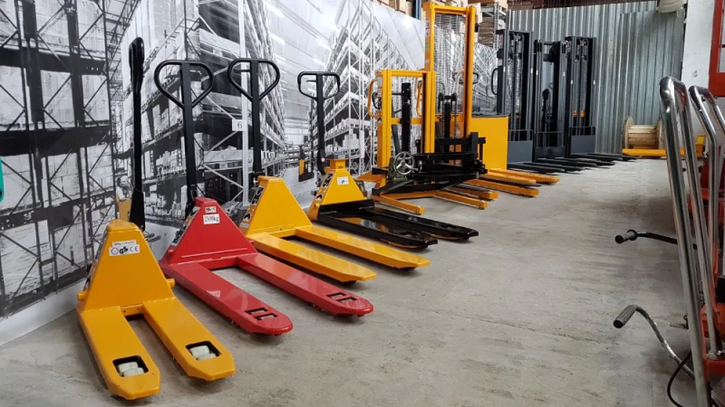 Гидравлические тележки и штабелёры: в чём разница и что лучше для склада?
