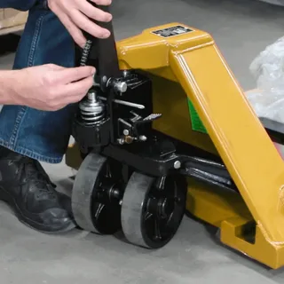 Частые неисправности гидравлических тележек (рохлей): причины, устранение и профилактика